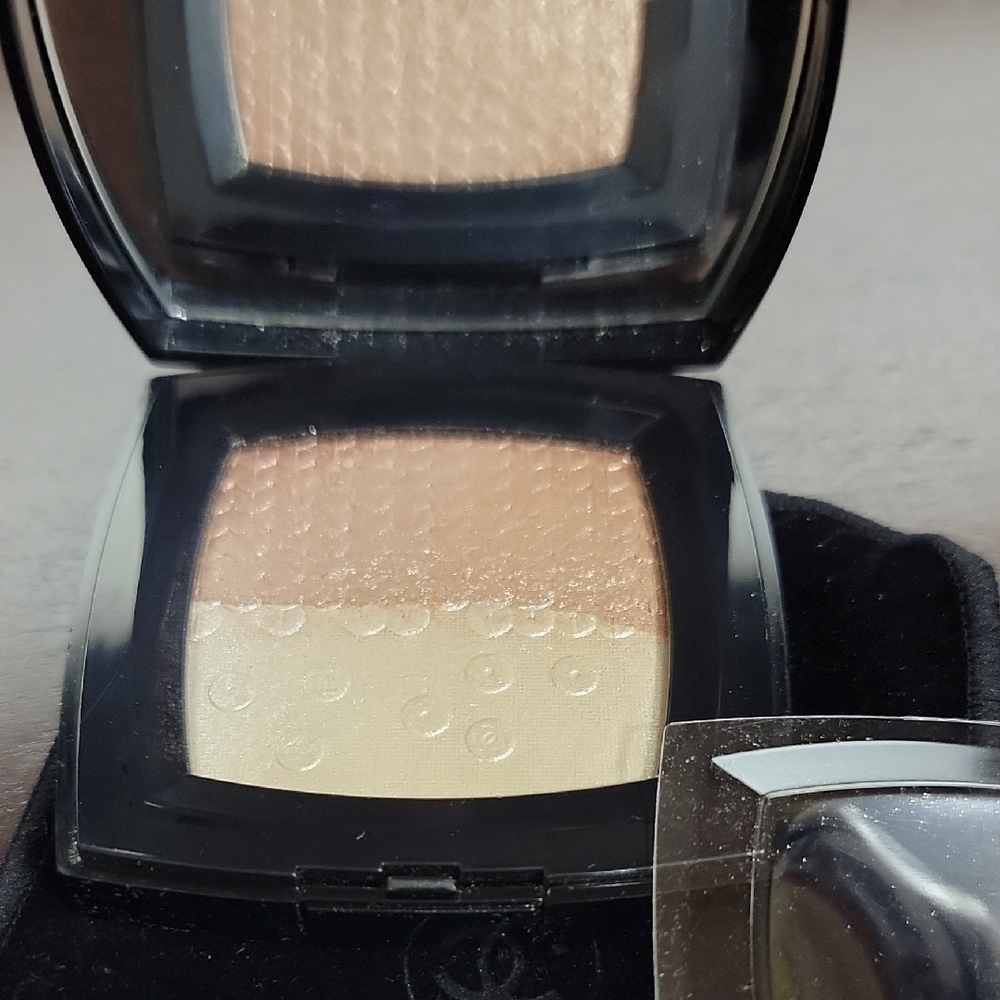 CHANEL Duo Lumiere Illuminating Powder Duo ~ Limited Edition Holiday Collection - Picture 4 of 5